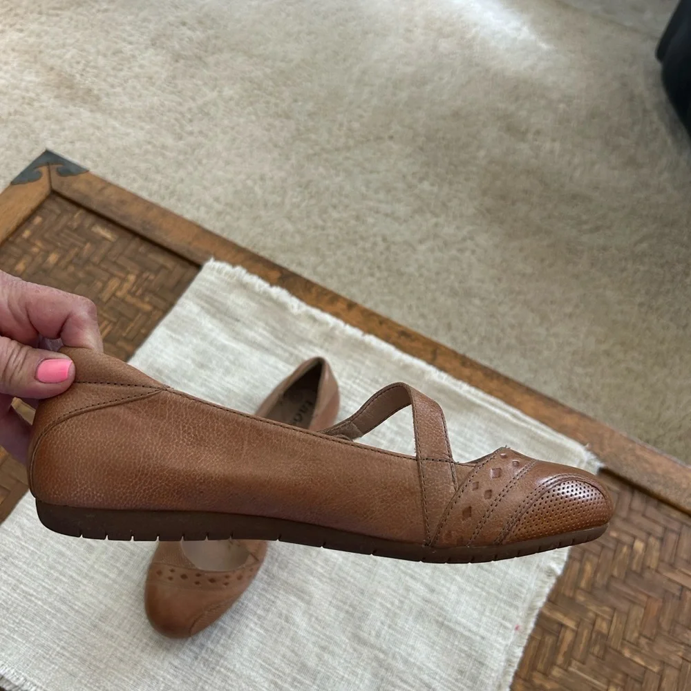 Taos Footwear Scamp Tan Brown Leather Mary Jane Flats with Strap